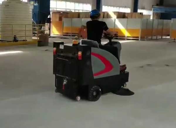 如何選購一款實(shí)用的電動(dòng)掃地車