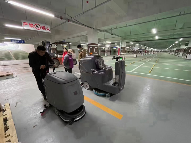 采用電池式全自動洗地機，易于清潔消毒，節(jié)省時間和人工成本！