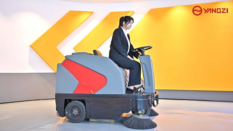 小型掃地車讓我們更加快捷的完成工作！