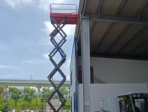 剪叉式升降車(chē)作業(yè)最多可上幾人 剪叉式升降車(chē)作業(yè)最多可上幾人